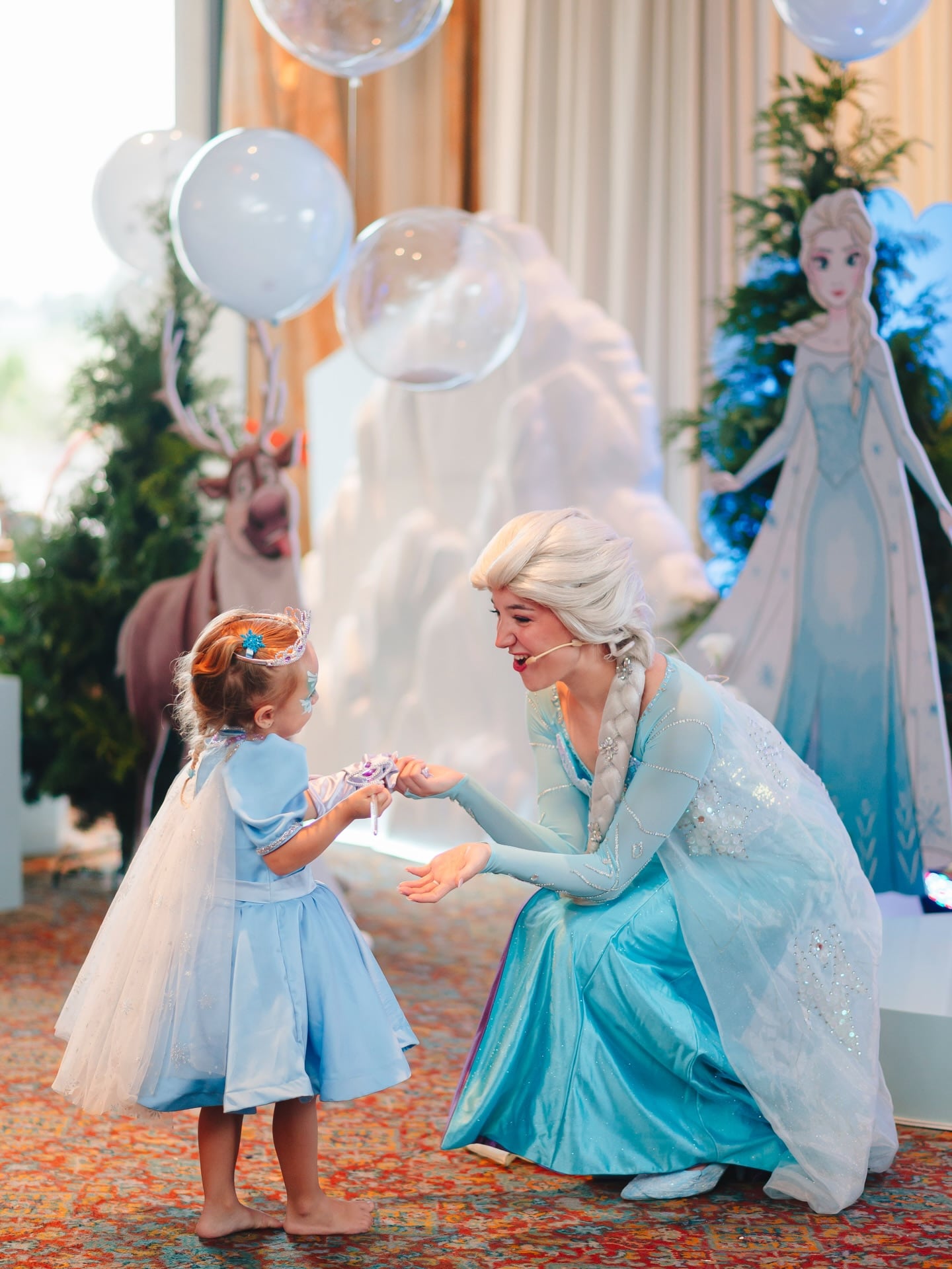 La cumpleañera junto a una animadora disfrazada de Elsa, la protagonista de la película animada