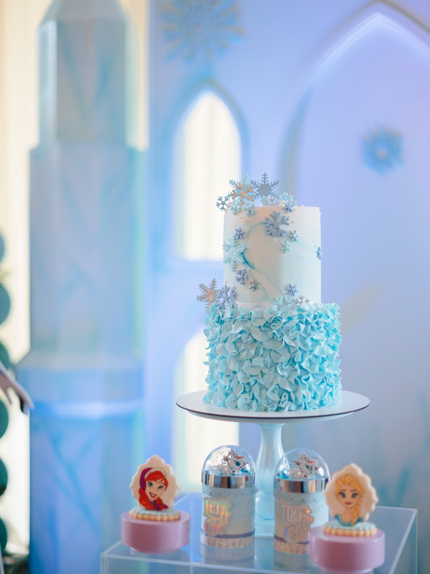 La torta de dos pisos y decorada con detalles invernales a tono con la temática