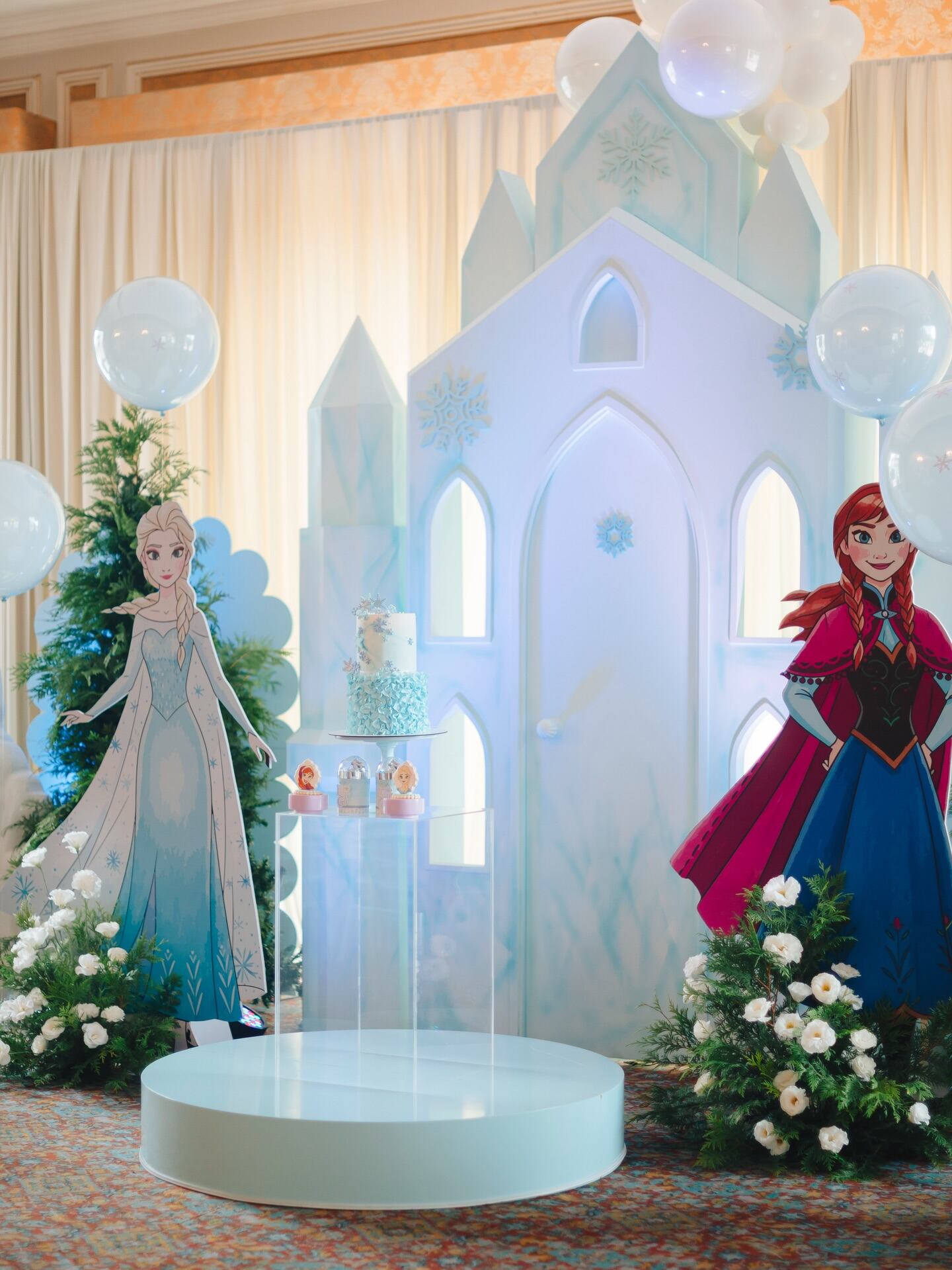 Los personajes de Elsa y Ana estuvieron presentes como figuras de decoración junto a un castillo de nieve