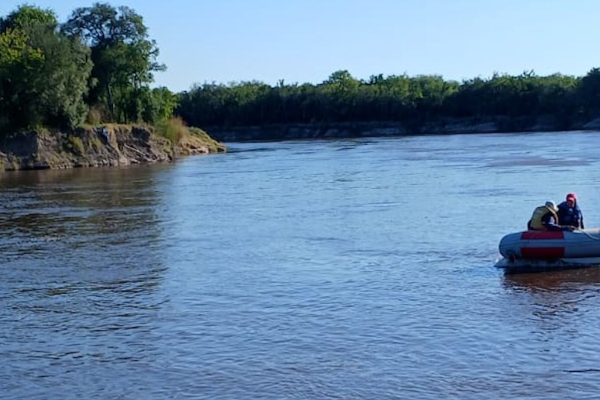 Cayó al río con un bebé en brazos y un hombre se arrojó para auxiliado: el nene fue recatado, pero los adultos murieron ahogados