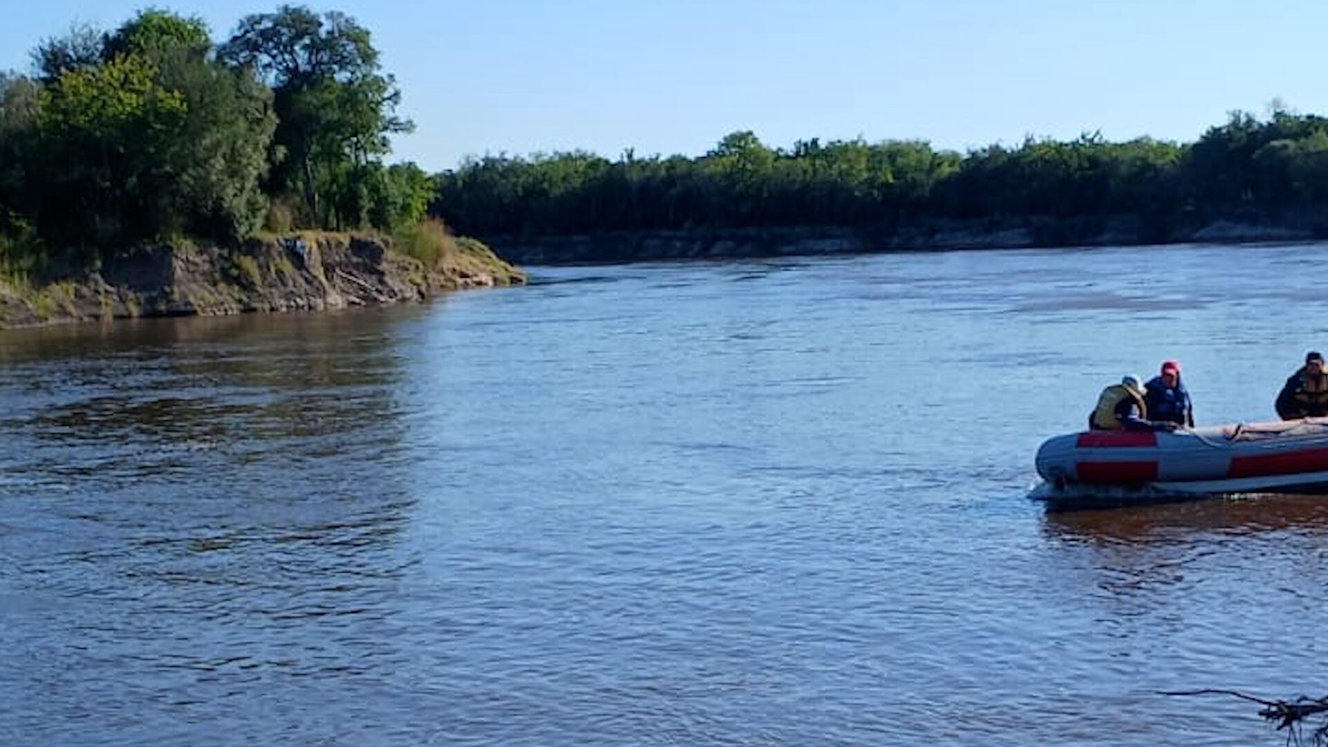 Cayó al río con un bebé en brazos y un hombre se arrojó para auxiliado: el nene fue recatado, pero los adultos murieron ahogados