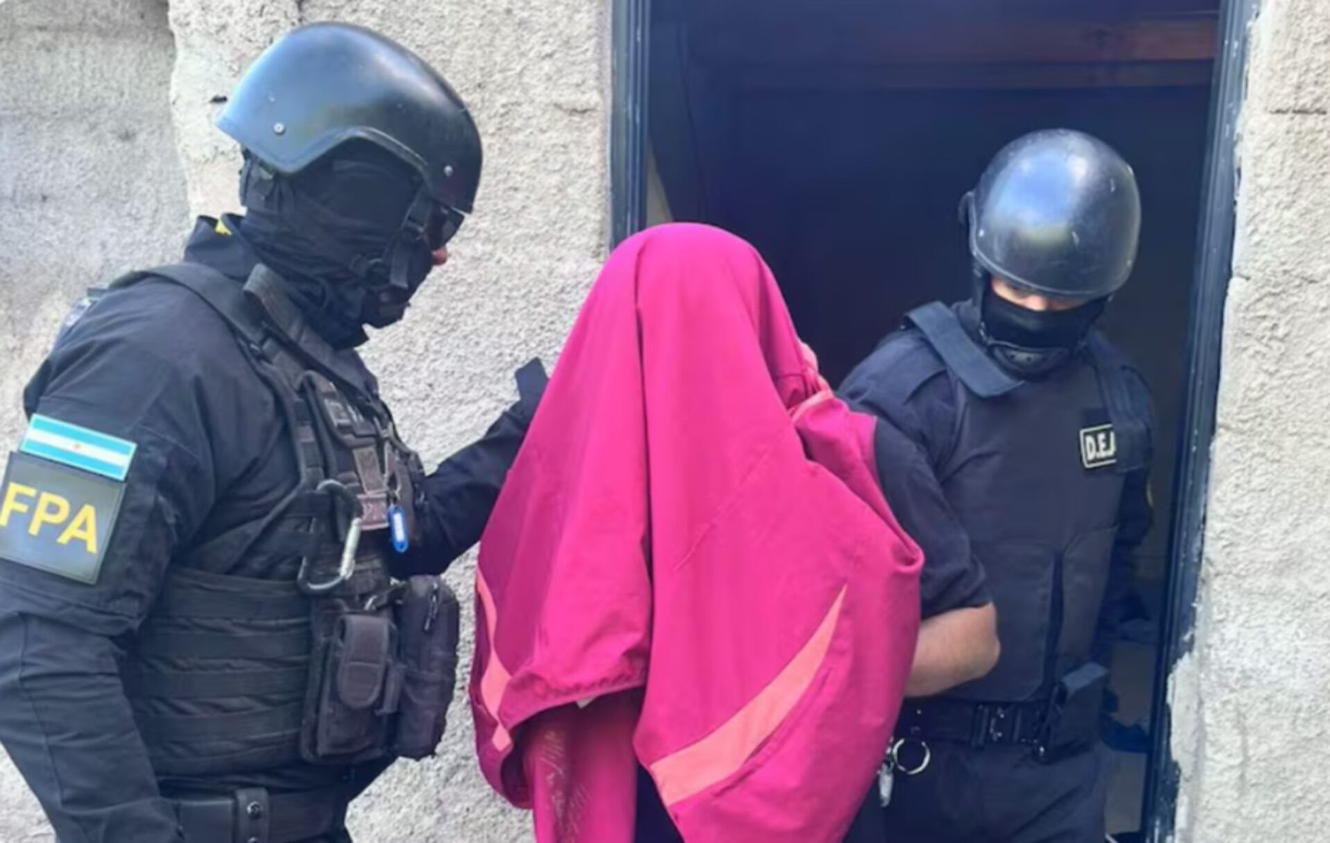 Dos efectivos de la Fuerza Policial Antinarcotráfico trasladan al detenido en Cruz del Eje (La Voz)