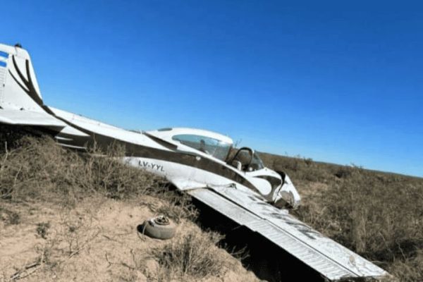 Cayó una avioneta con un matrimonio a bordo en Río Negro: una maniobra les salvó la vida