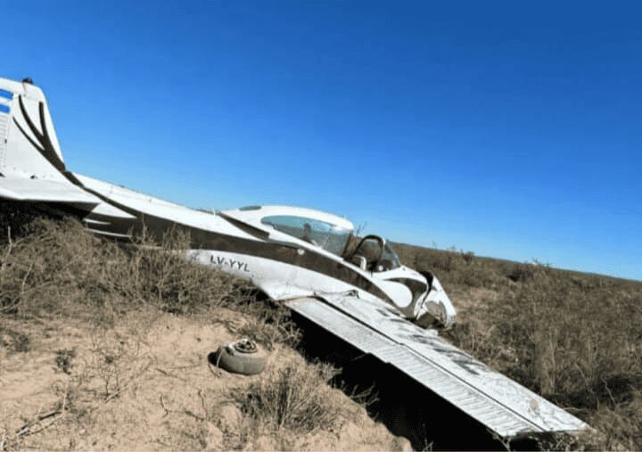 Cayó una avioneta con un matrimonio a bordo en Río Negro: una maniobra les salvó la vida