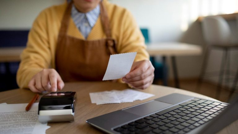 Cayó una organización acusada de emitir facturas truchas: el fraude fiscal superó los $400 millones