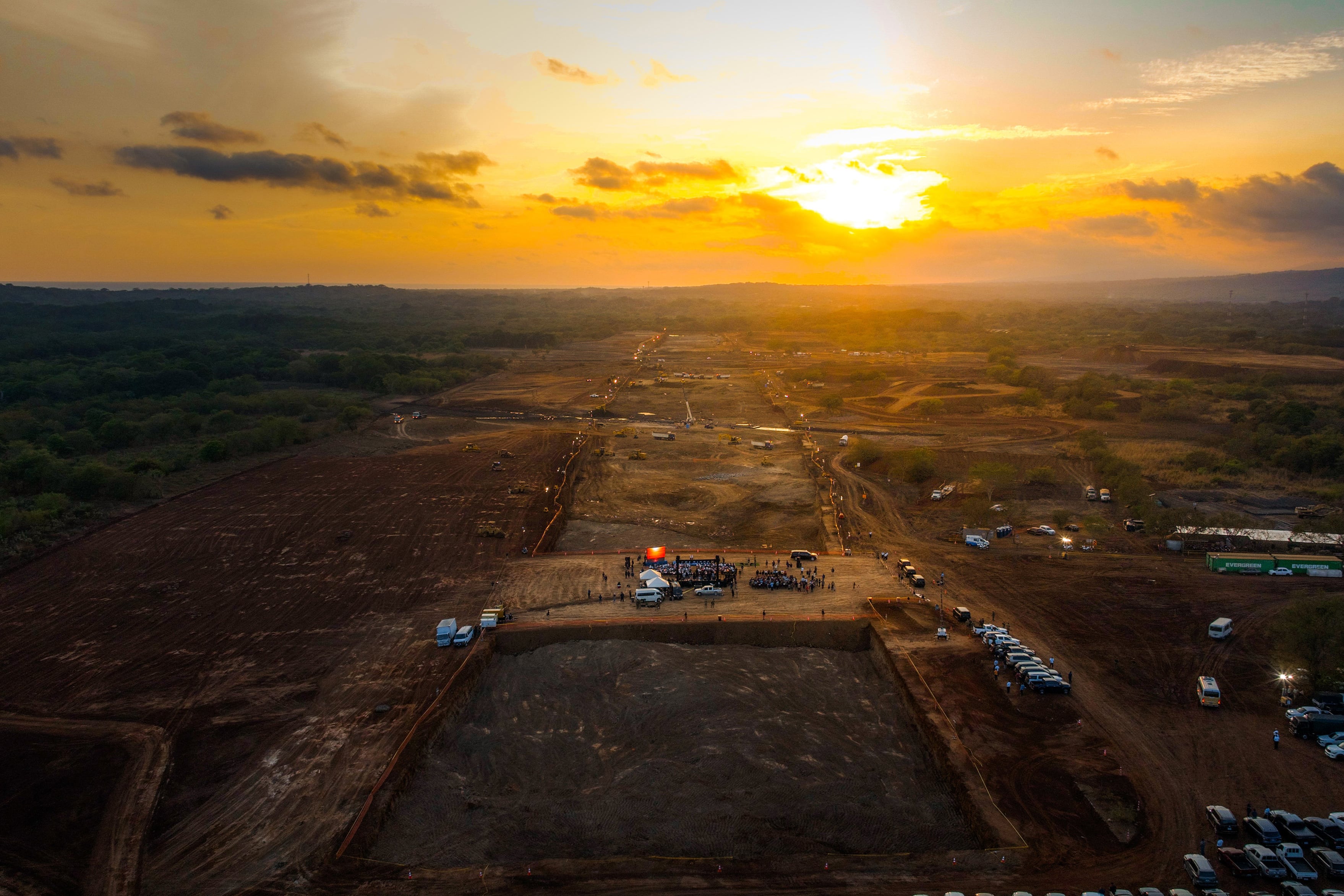 ARCHIVO: La construcción del aeropuerto, que estará ubicado en el departamento de La Unión, inició en febrero de 2025. EFE/ Gobierno de El Salvador 