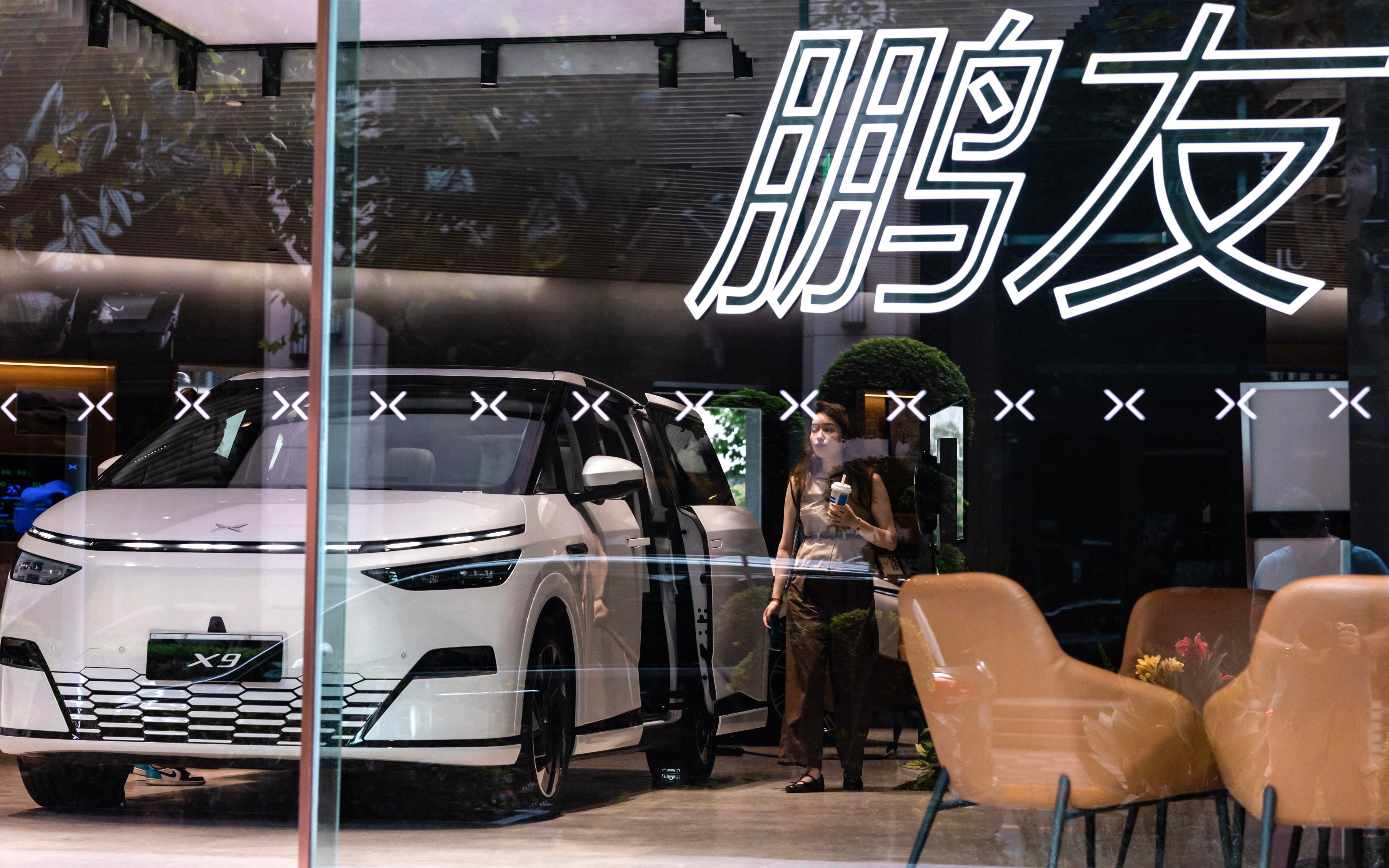 Un concesionario de vehículos eléctricos de la firma XPeng en Shanghái. EFE/EPA/ALEX PLAVEVSKI