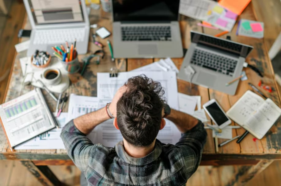 Mayo Clinic recomienda distinguir entre lo que se puede y no se puede controlar para gestionar la preocupación y reducir la ansiedad (Crédito: Freepik)