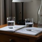 Cinco objetos que nunca deberían estar en la mesa de luz y cómo afectan el descanso, según expertos