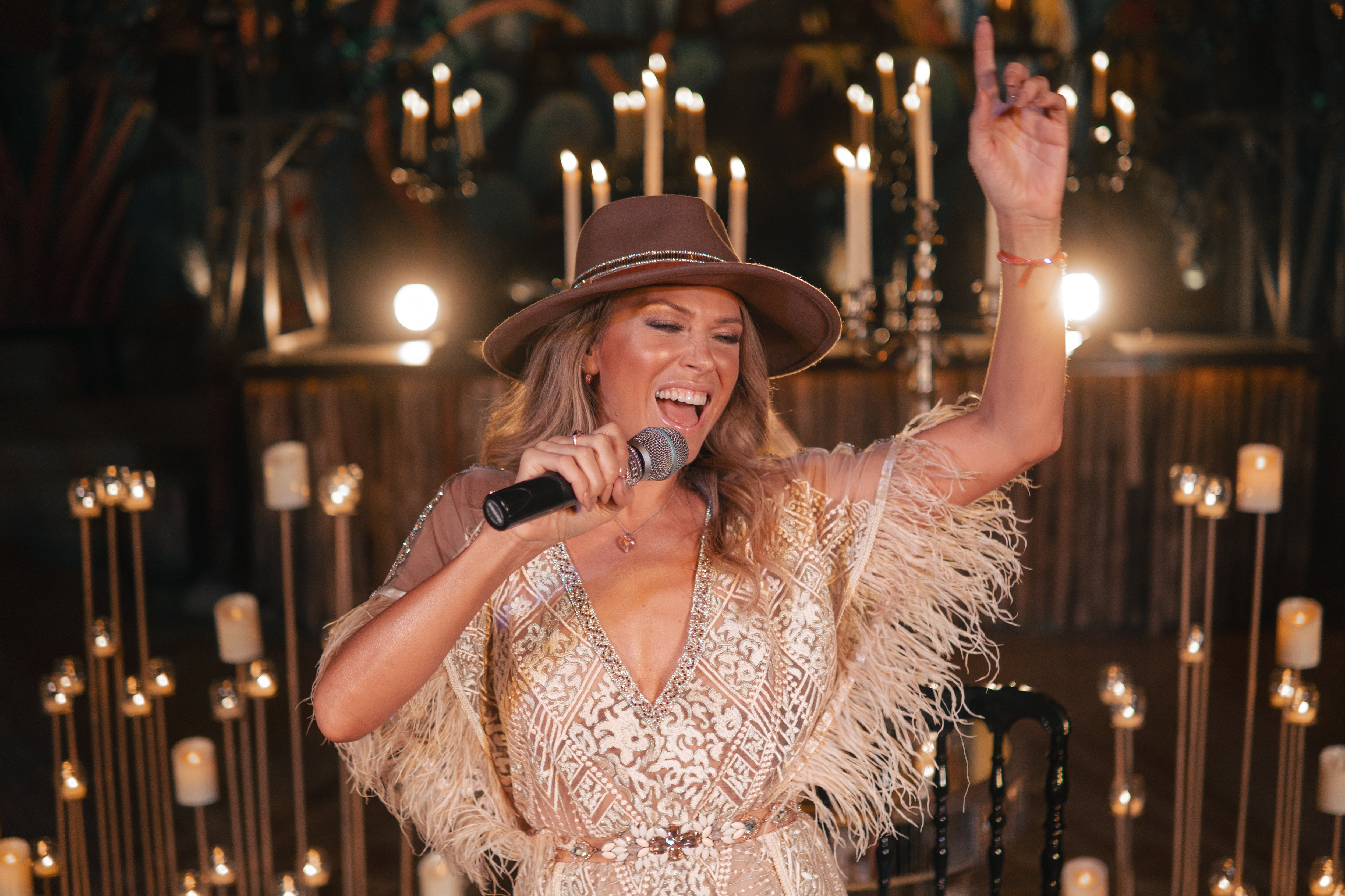 Coki Ramírez le contó a Teleshow que Locomotora Oliveras escuchó una muestra de la canción y estaba fascinada con que su voz iba a ser usada en la grabación