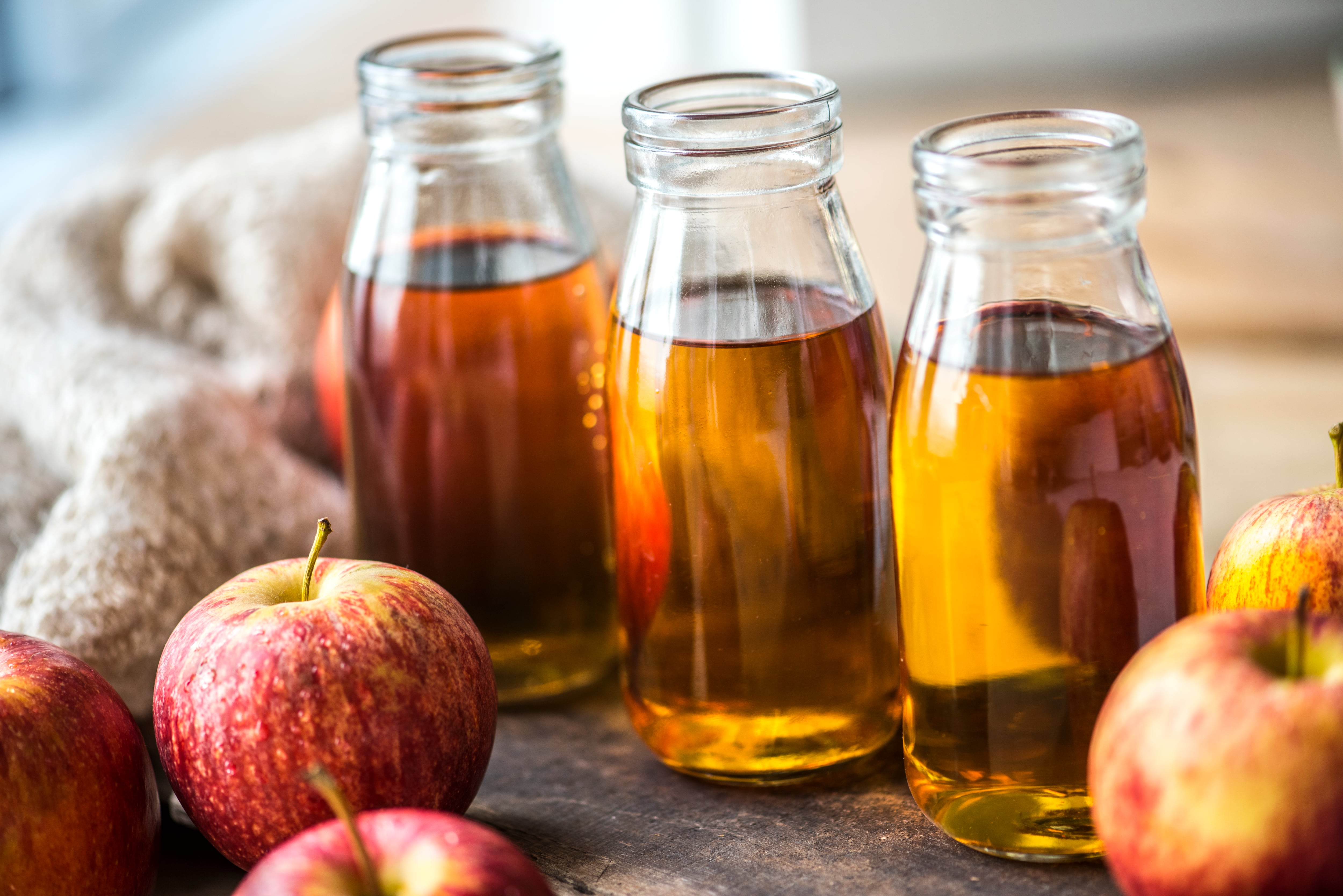 El vinagre de manzana, popular en tendencias de bienestar, puede afectar órganos vitales como hígado y riñones si se consume en exceso (Freepik)