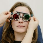 Cómo elegir anteojos de sol adecuados y cuidar la salud ocular en verano