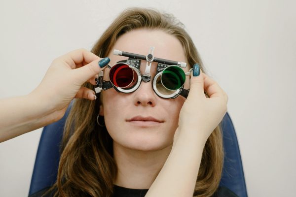 Cómo elegir anteojos de sol adecuados y cuidar la salud ocular en verano