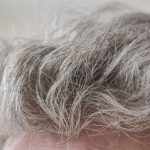 Cómo envejece el cabello: estudios explican cuándo y por qué se inician los cambios celulares