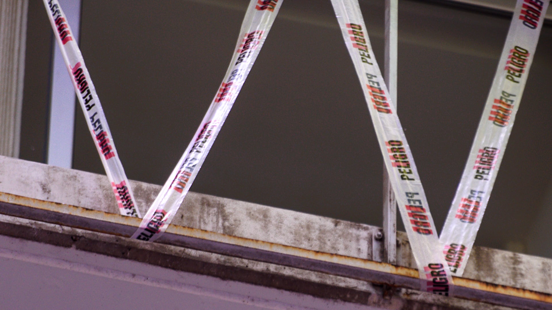 La estructura metálica de los balcones presenta óxido y deterioro, factores señalados como causantes probables del desprendimiento del vidrio (Adrián Escandar)