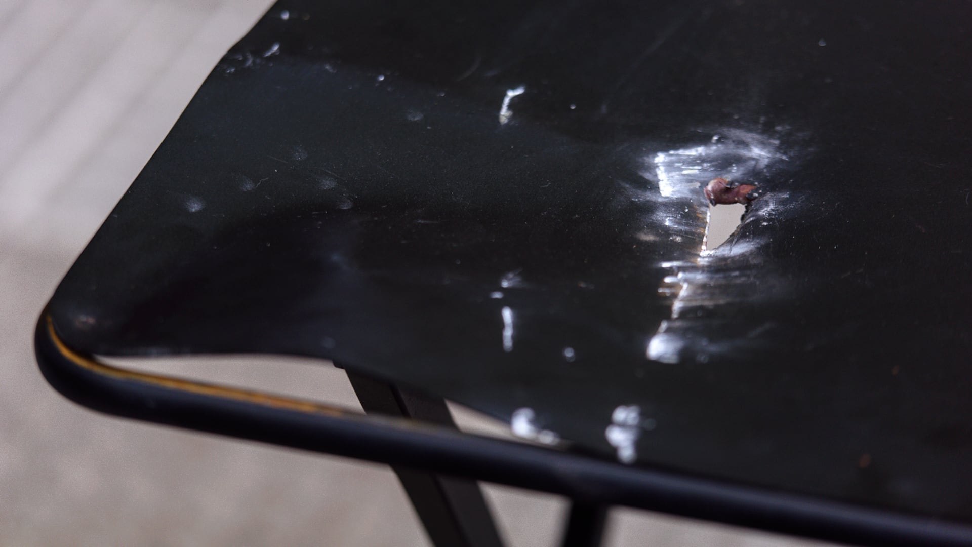 La mesa en la que se encontraba sentado Pablo terminó agujereada y abollada (Adrián Escandar)