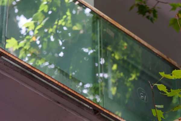 Cómo es el balcón desde el que cayó una placa de vidrio que casi mata a un hombre y qué pudo haber provocado el accidente