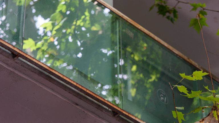 Cómo es el balcón desde el que cayó una placa de vidrio que casi mata a un hombre y qué pudo haber provocado el accidente