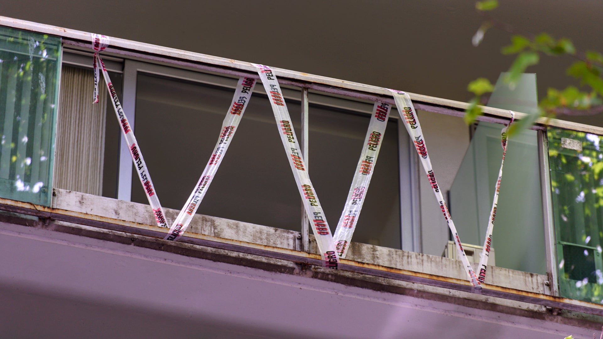Un vecino llamado Pablo resultó gravemente herido tras recibir el impacto del vidrio mientras estaba sentado en una cafetería sobre la vereda (Adrián Escandar)