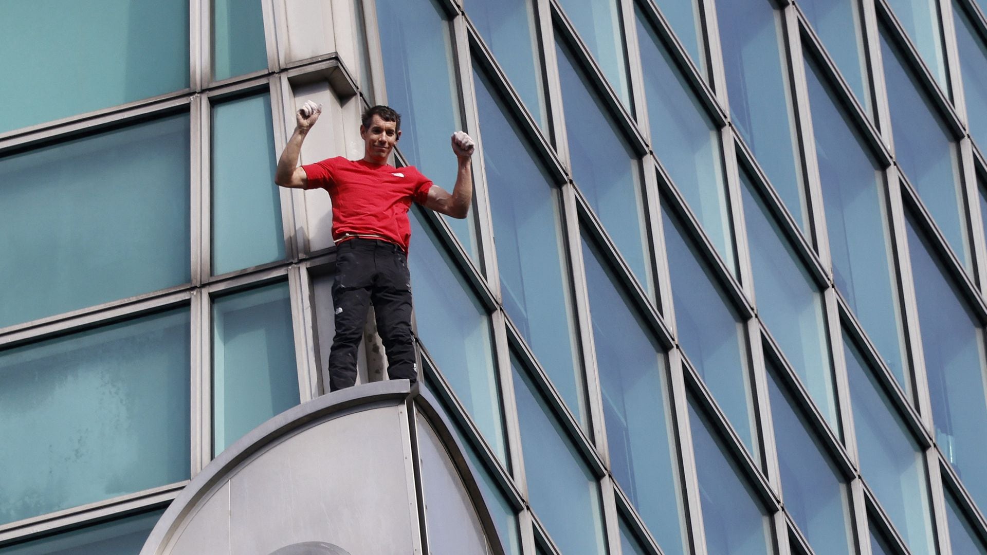 La escalada urbana de Alex Honnold en el Taipei 101 se realizó bajo estrictos controles y fue seguida en vivo por una audiencia internacional
(REUTERS/Ann Wang)