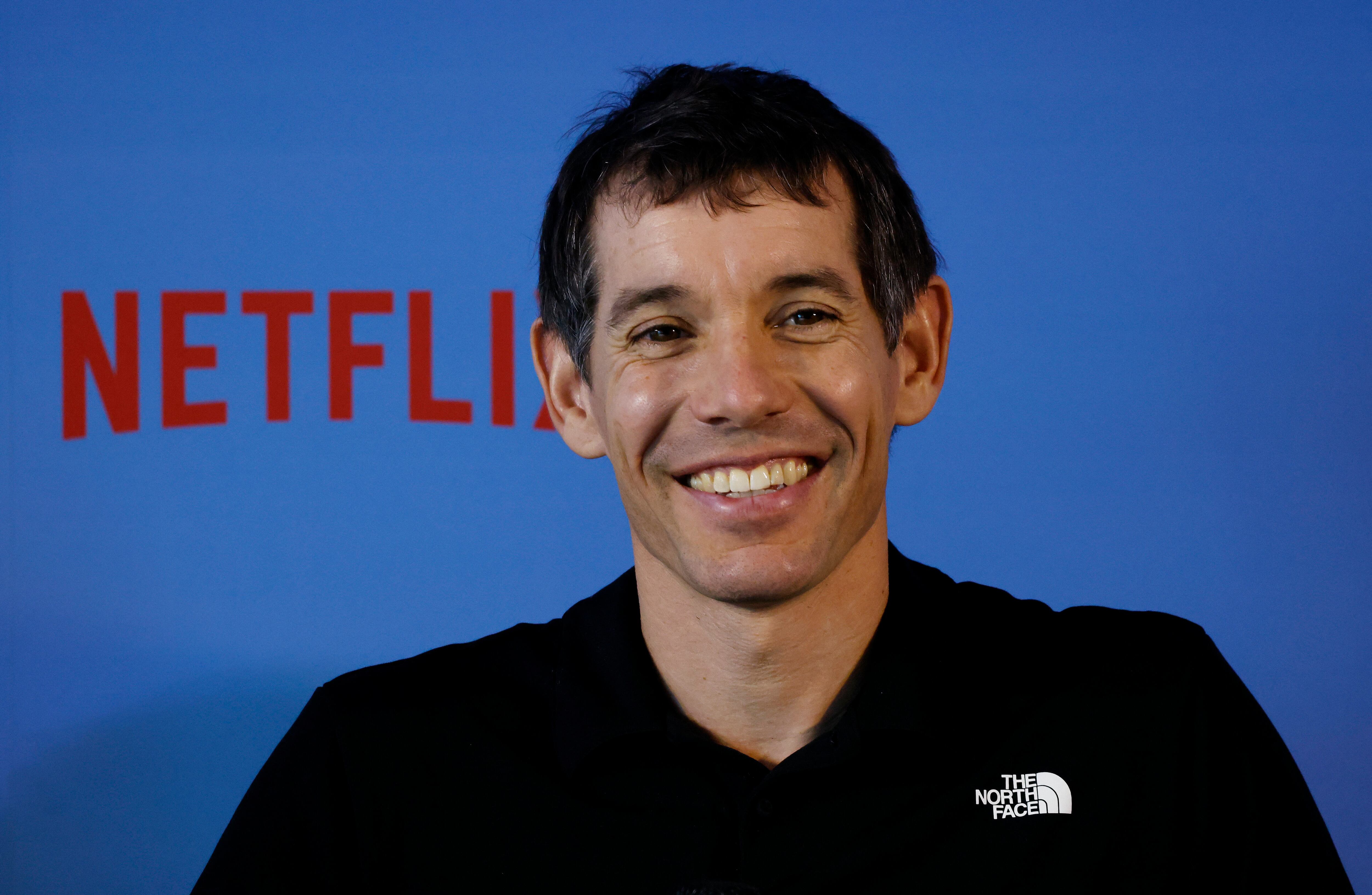 El evento 'Skyscraper Live', transmitido por Netflix, obligó a Alex Honnold a prepararse meticulosamente por las condiciones del edificio y el mal clima
(REUTERS/Ann Wang)
