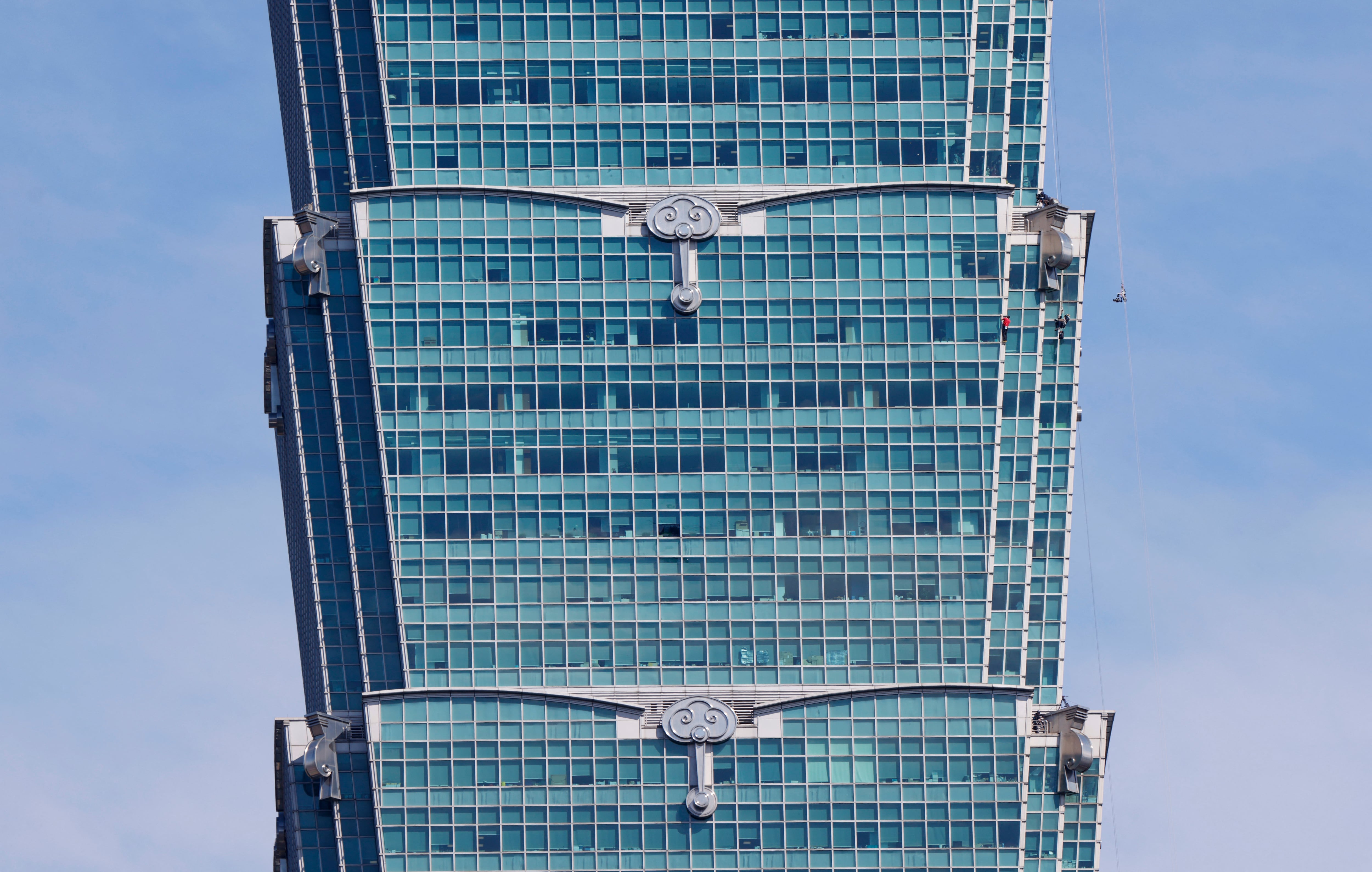 El diseño arquitectónico del Taipei 101 integra estilo tradicional asiático con ingeniería avanzada, permitiendo resistir terremotos y tifones frecuentes en la región
(REUTERS/Ann Wang)