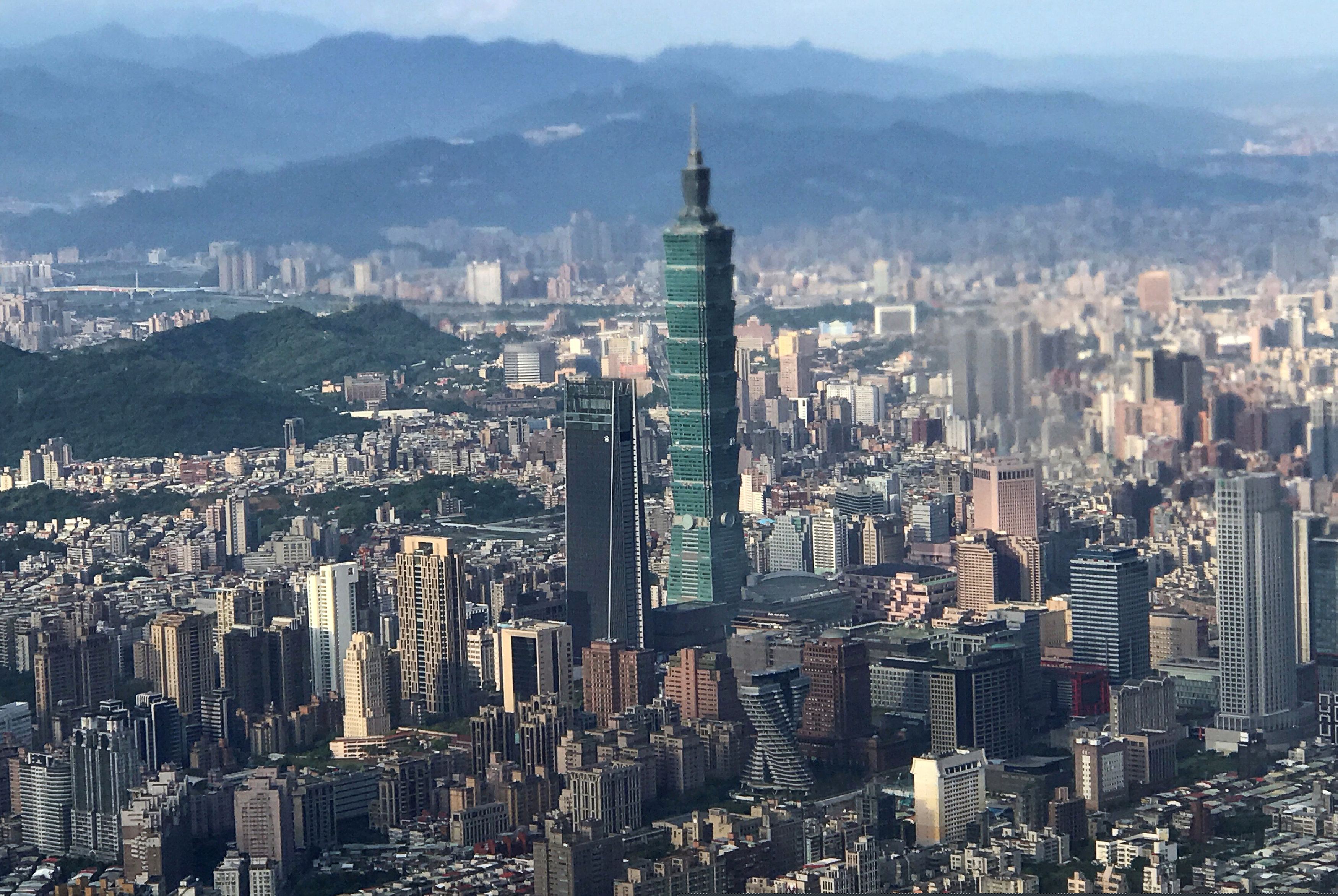 Alex Honnold ascendió sin cuerdas los 508 metros del Taipei 101 en un evento transmitido globalmente desde Taiwán el 24 de enero de 2026
(REUTERS/Tyrone Siu/File Photo)