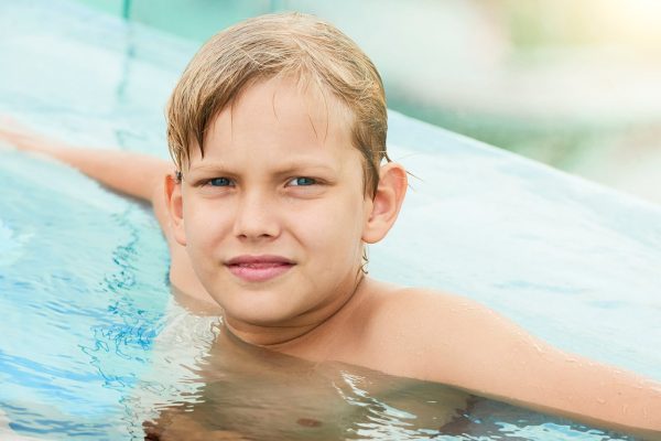 Cómo extraer agua del oído y evitar infecciones después de nadar, según expertos