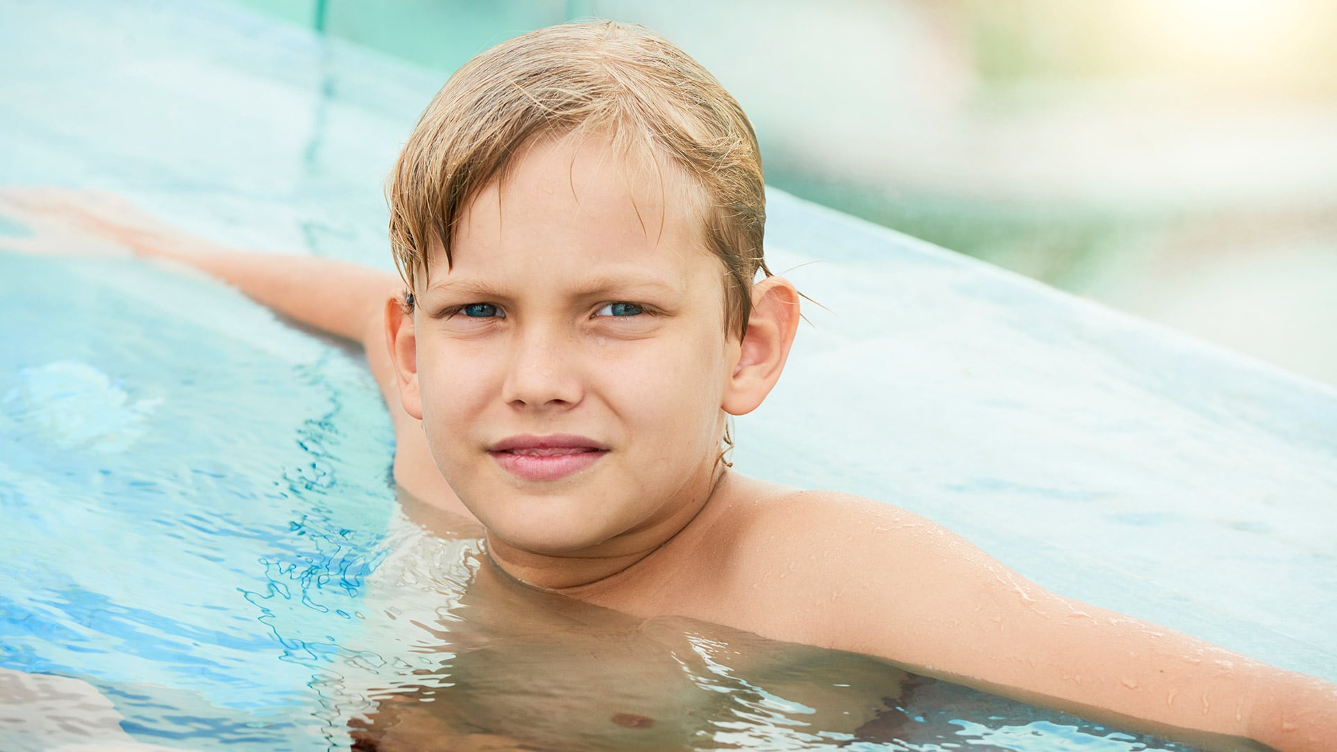 Cómo extraer agua del oído y evitar infecciones después de nadar, según expertos