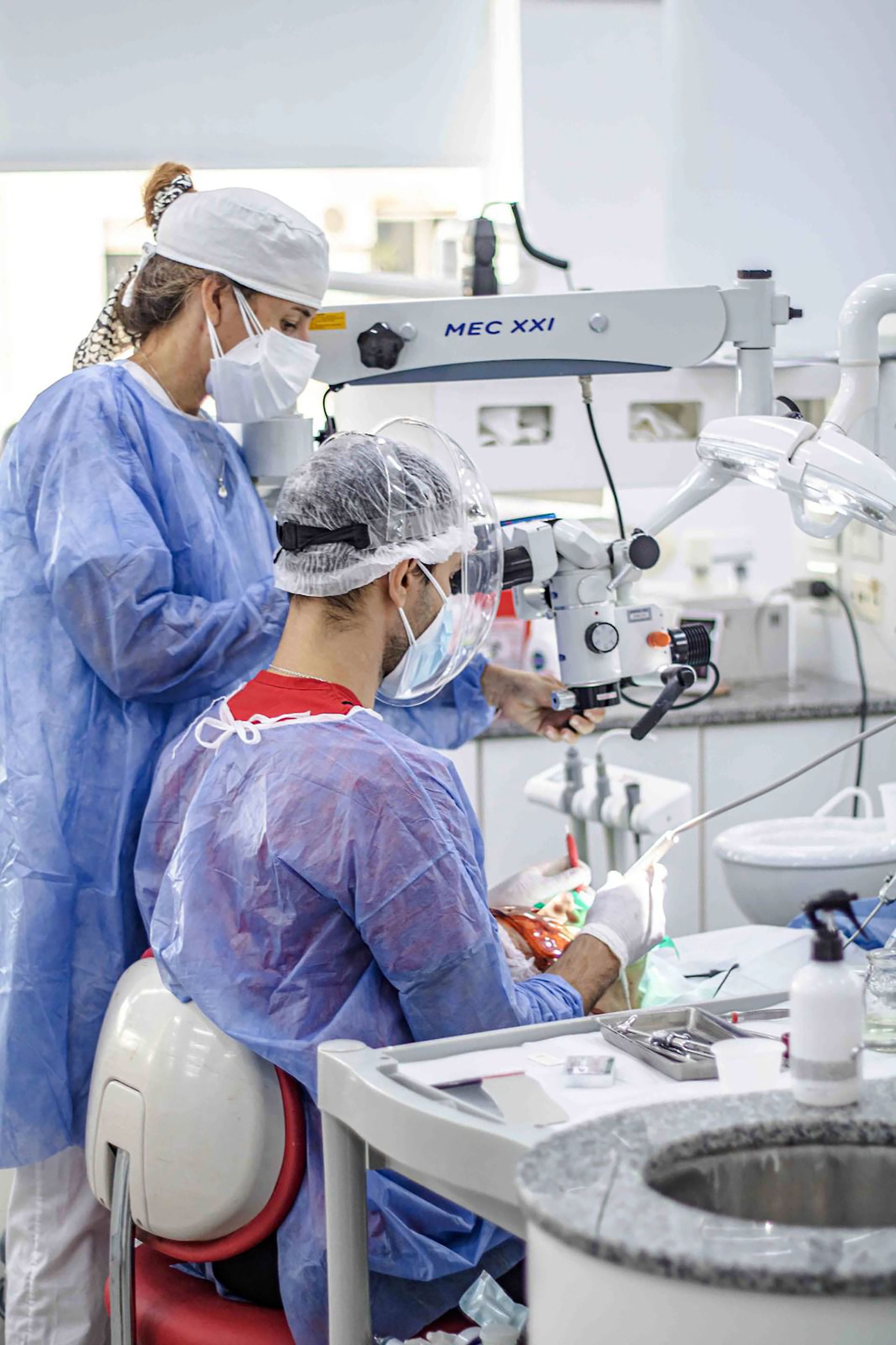 Los tratamientos incluyeron desde caries y conductos hasta prótesis, implantes y extracciones, cubriendo urgencias odontológicas estacionales