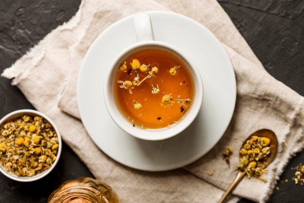 Cómo la manzanilla ayuda a aliviar malestares comunes de forma natural