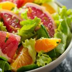 Cómo mantenerse hidratado en días de calor: consejos, riesgos y alimentos clave