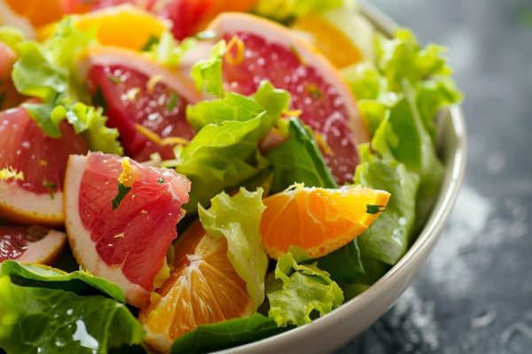 Cómo mantenerse hidratado en días de calor: consejos, riesgos y alimentos clave