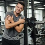 Cómo preservar la movilidad del hombro y prevenir lesiones: consejos de fisioterapeutas para todas las edades