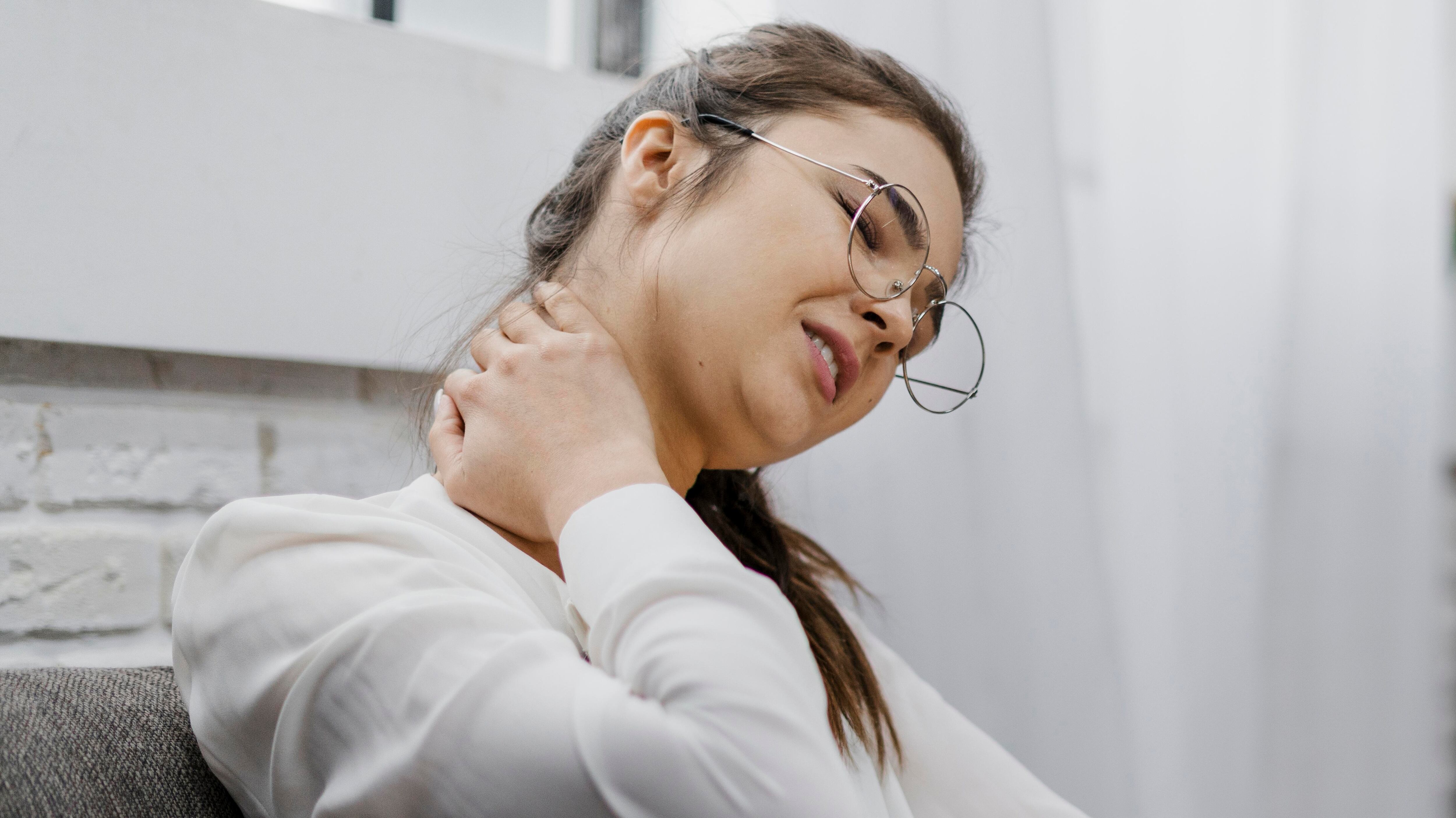 La Guía de Harvard Health destaca seis claves para prevenir el dolor de cuello y mejorar la salud cervical (Crédito: Freepik)