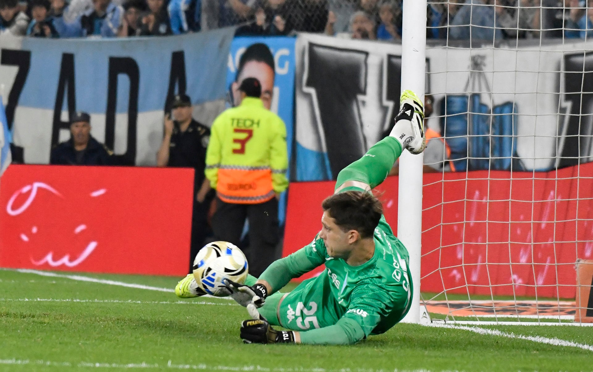 Facundo Cambeses, arquero de Racing, pelea por un lugar en el Mundial