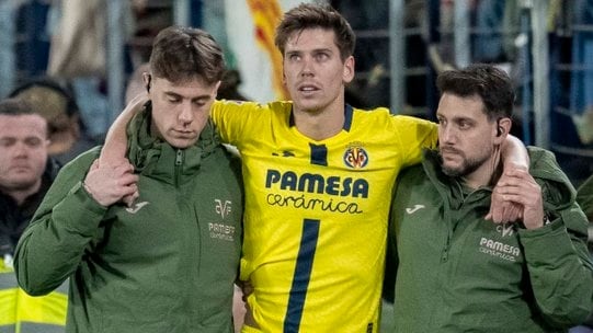 El momento en que Juan Foyth es retirado del campo de juego del Villarreal por una lesión en el tendón de Aquiles (@VillarrealCF)