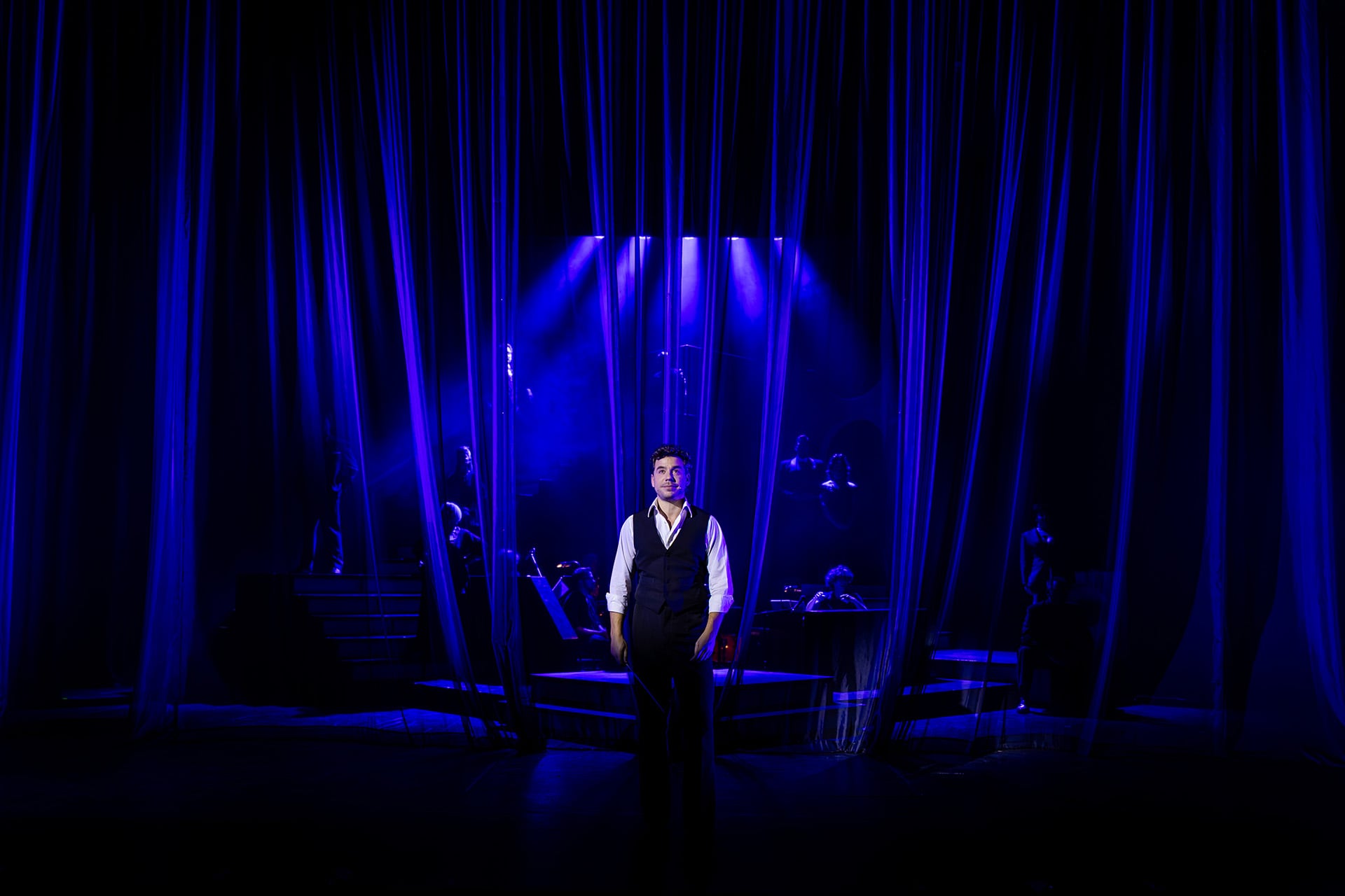 Bobby, el protagonista, atraviesa su cumpleaños rodeado de amigos y preguntas sobre el amor 