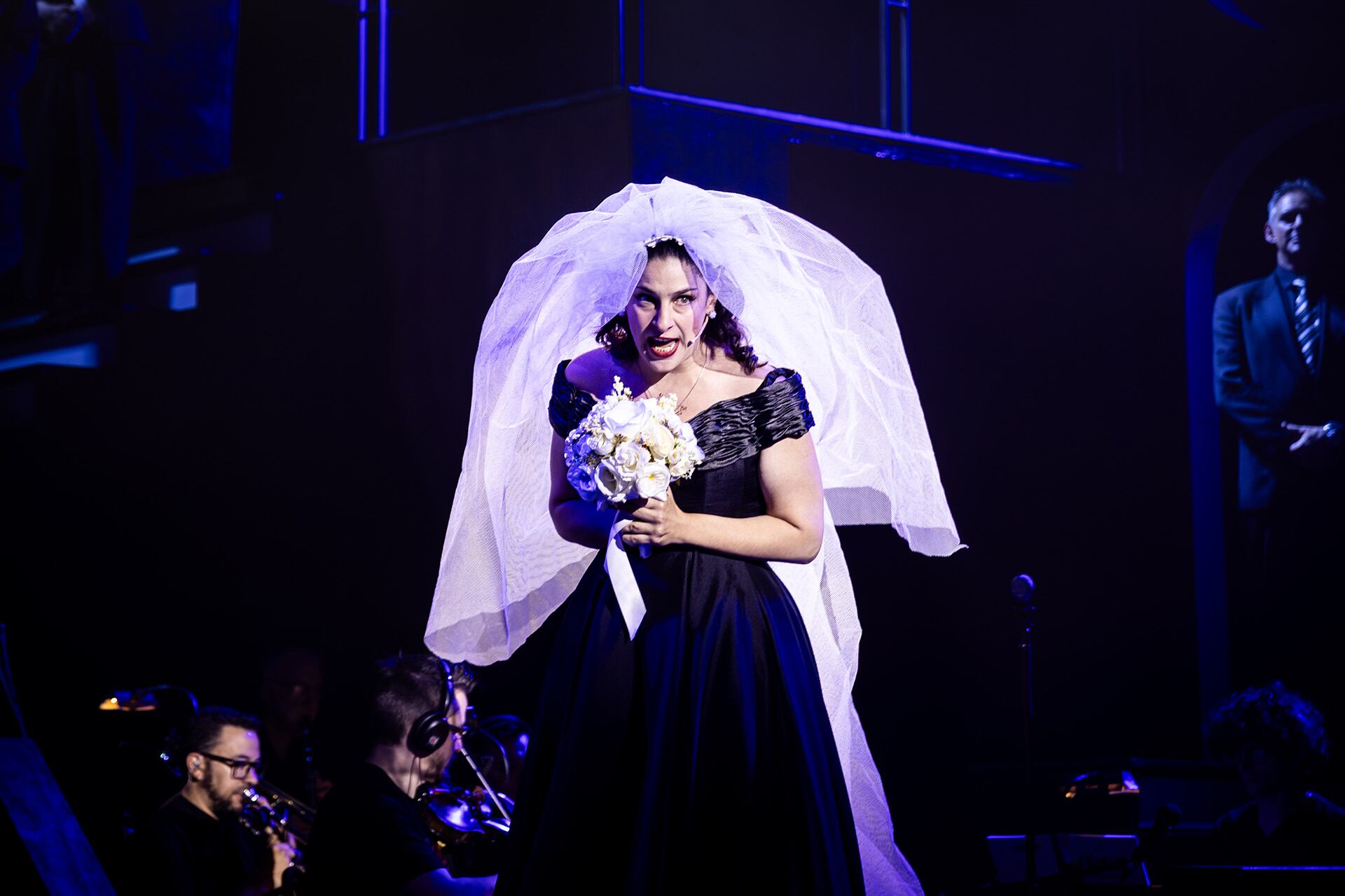 “Getting Married Today”, uno de los temas icónicos de la obra, es interpretado por Vanesa Butera como Amy