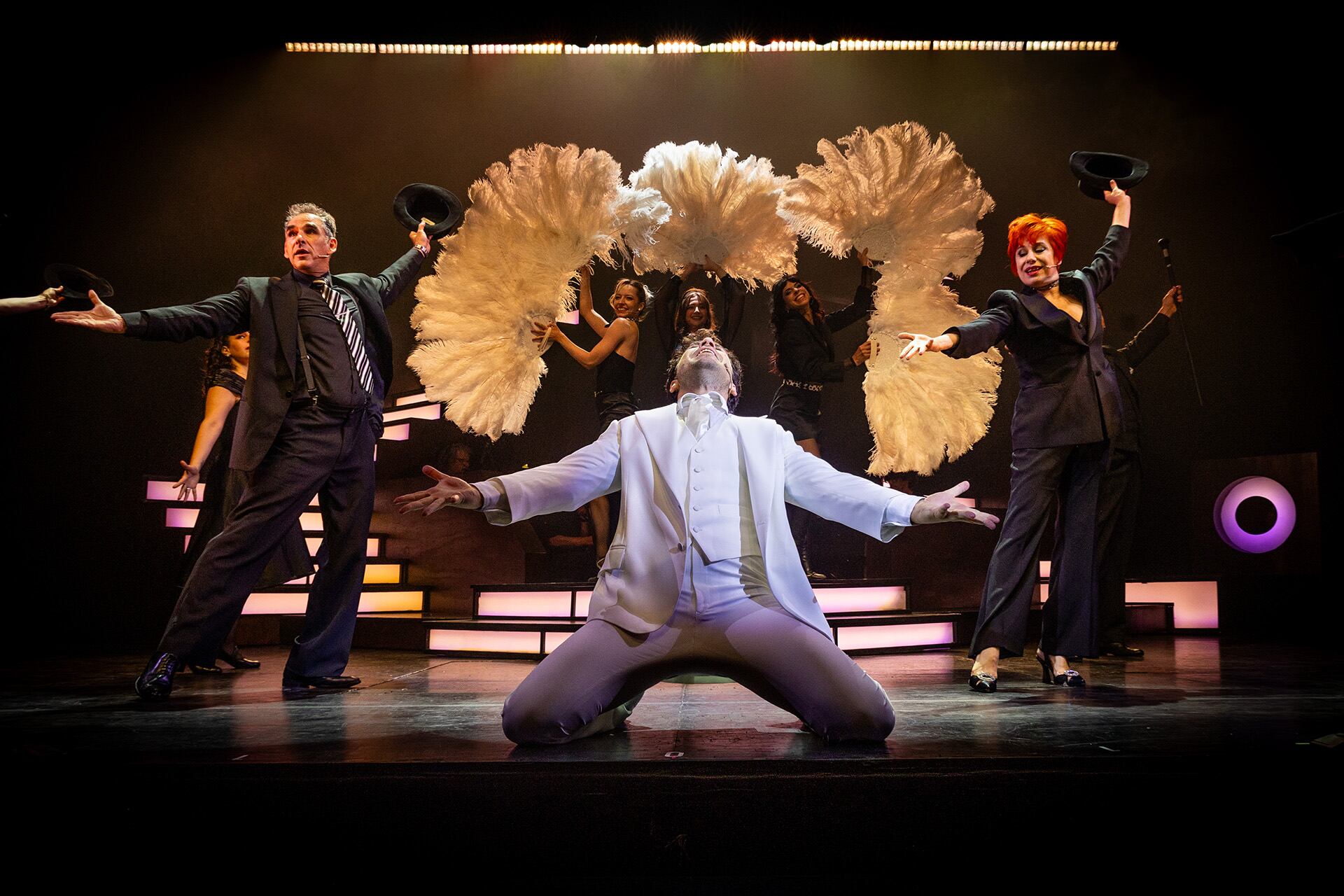 Con escenografía mínima y diversas coreografías, el elenco lleva adelante la historia de Bobby y sus amigos