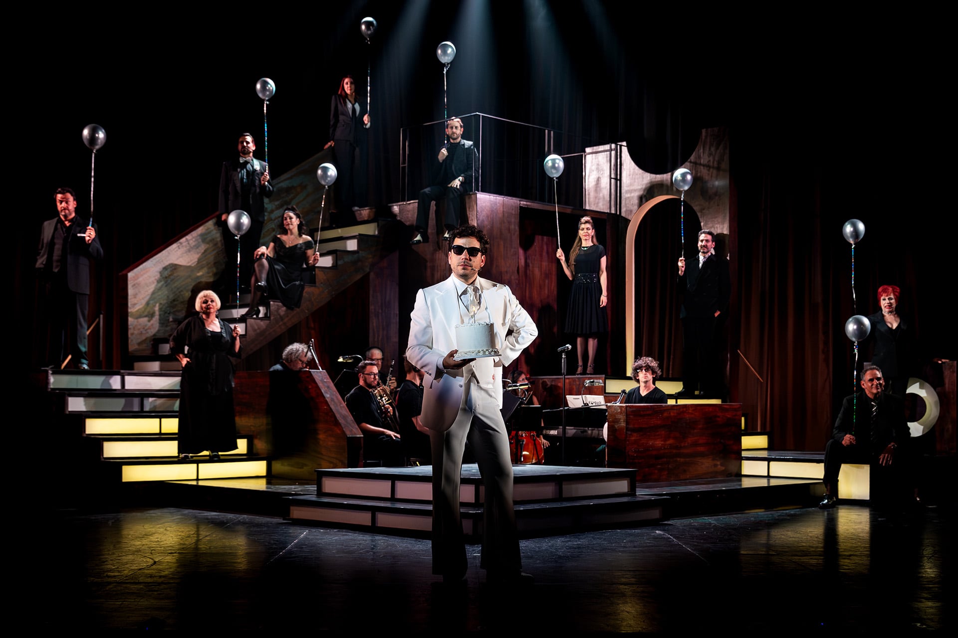 En el centro de la fiesta, Bobby no puede evitar preguntarse si es posible ser feliz sin pareja