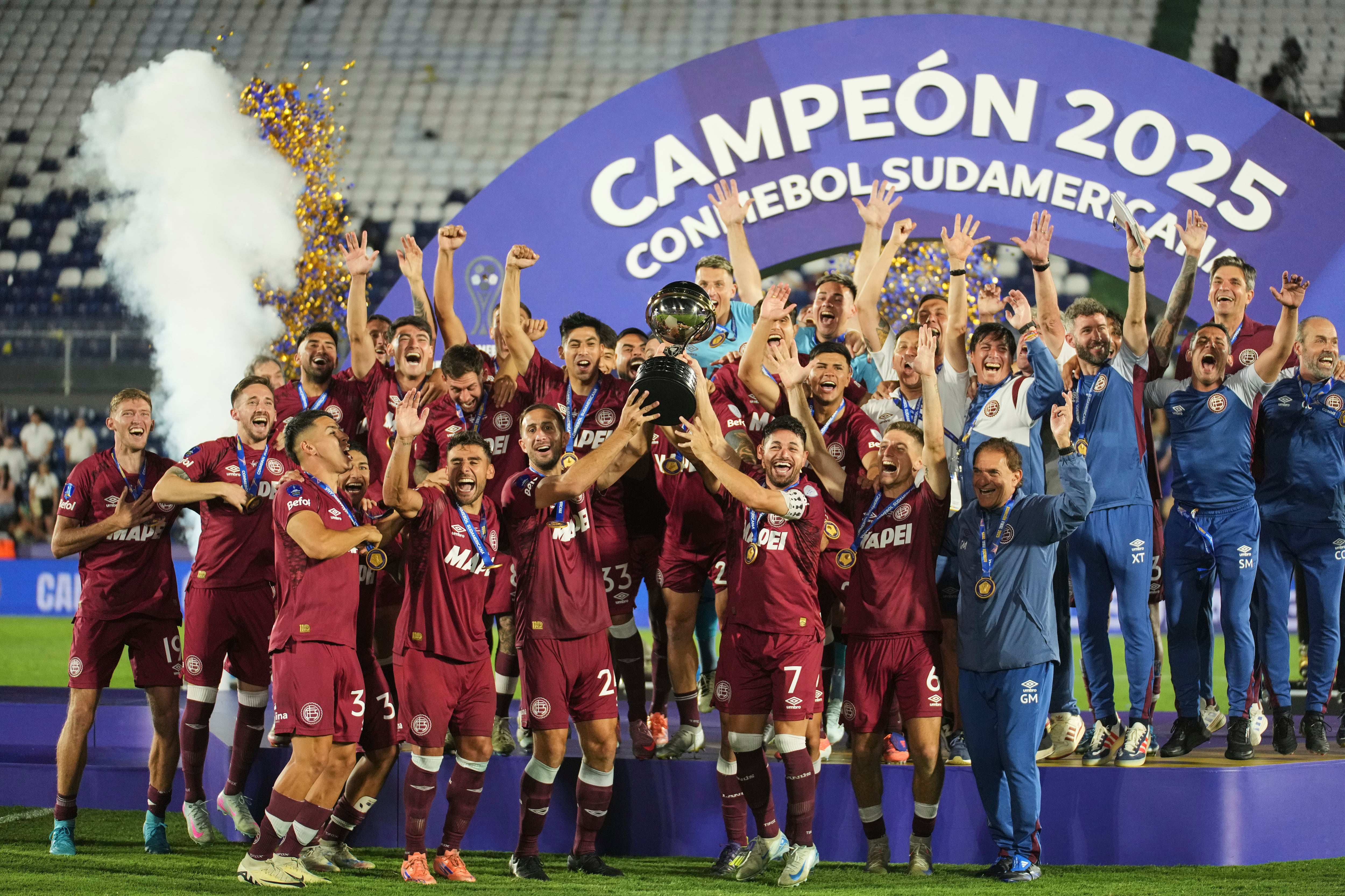 Los jugadores de Lanús celebran tras conquistar la Copa Sudamericana en la final ante el Atlético Mineiro de Brasil (AP Foto/Gustavo Garello)