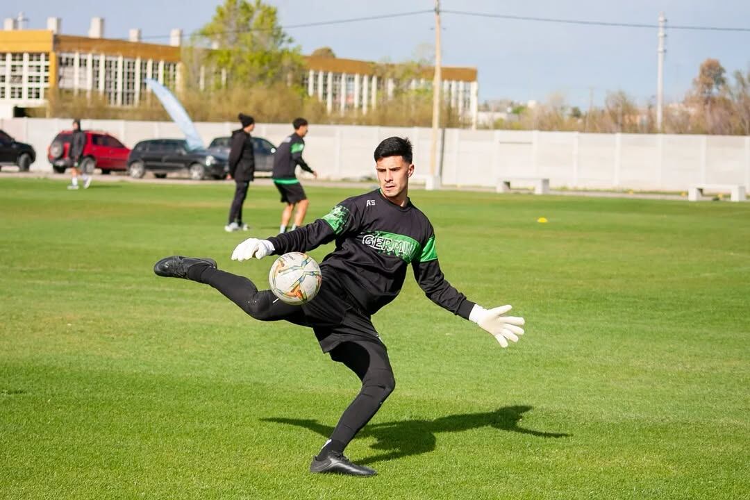Mauricio Nievas, arquero de Deportivo Madryn (@maurinievas)