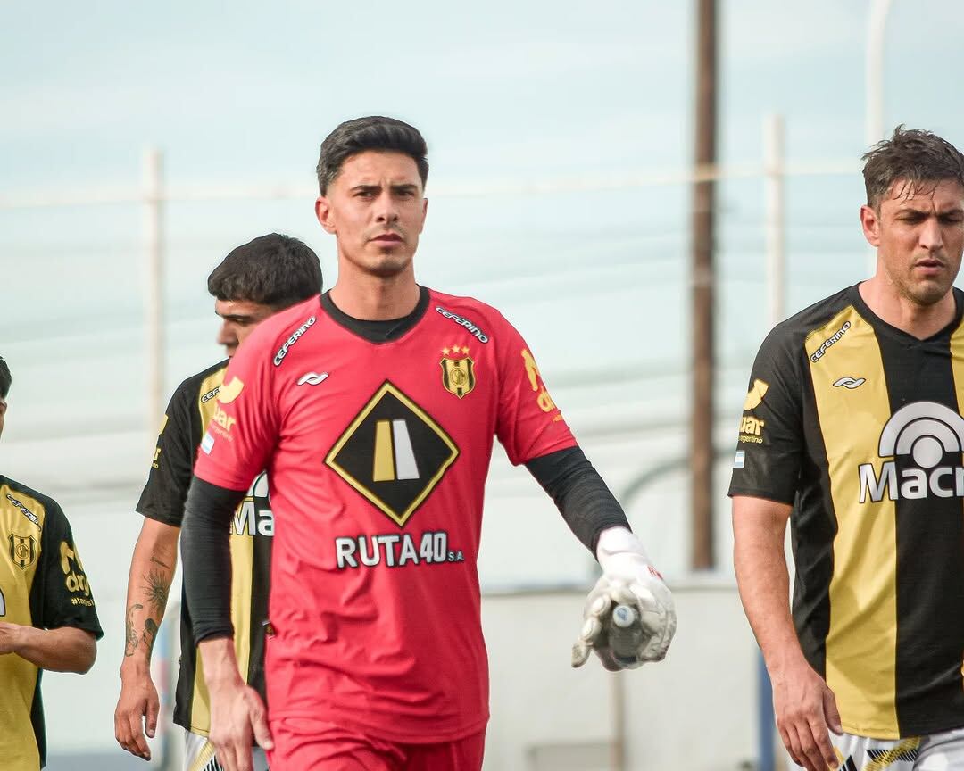 Mauricio Nievas, arquero de Deportivo Madryn (@maurinievas)