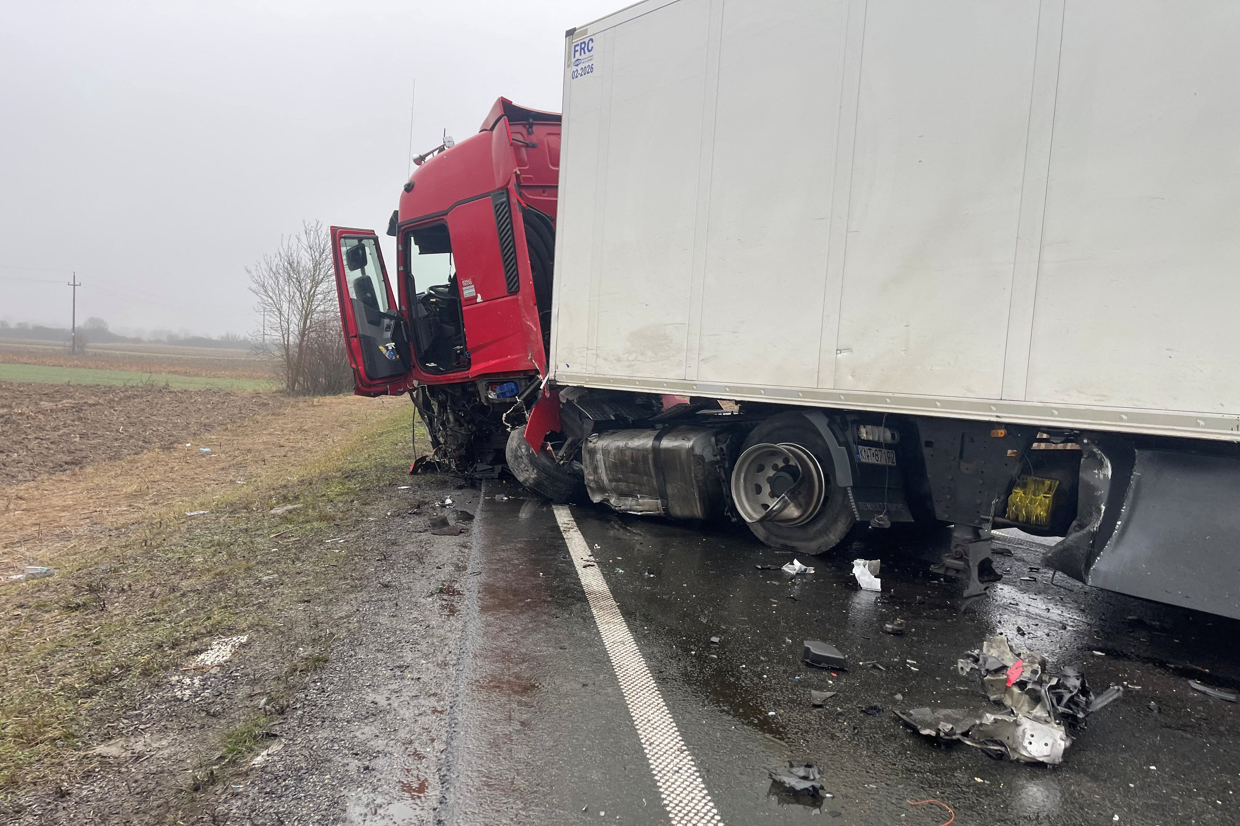 El camión que colisionó contra la furgoneta (Foto: Reuters)