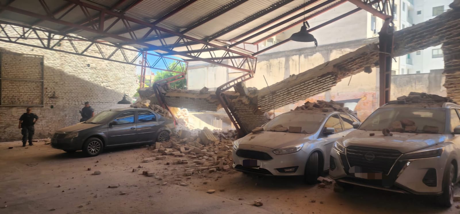 La caída de la pared en la cochera afectó a un Toyota Corolla, un Renault Logan, un Ford Focus y un Nissan Kicks