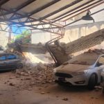 Córdoba: se derrumbó la medianera de una cochera y varios autos quedaron bajo los escombros