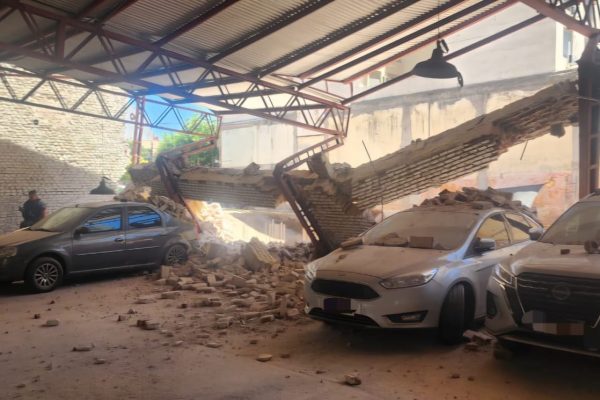 Córdoba: se derrumbó la medianera de una cochera y varios autos quedaron bajo los escombros