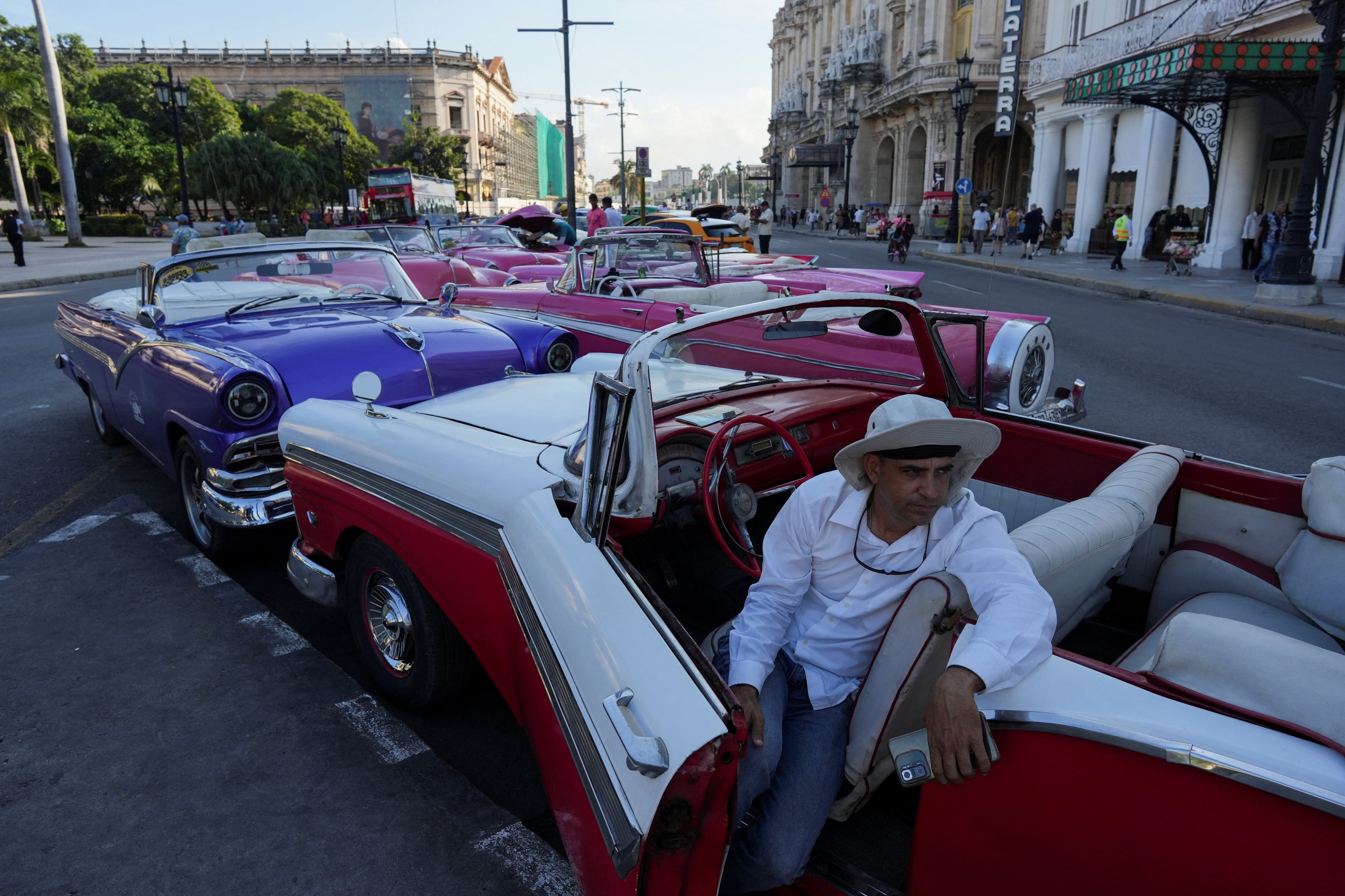 Un conductor de un coche clásico espera a los turistas en el centro de La Habana, Cuba, el 18 de diciembre de 2024. REUTERS/Alexandre Meneghini
