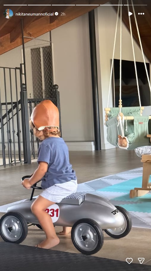 En la comodidad de su hogar, el pequeño Cruz jugando con su auto de juguete y un gorro